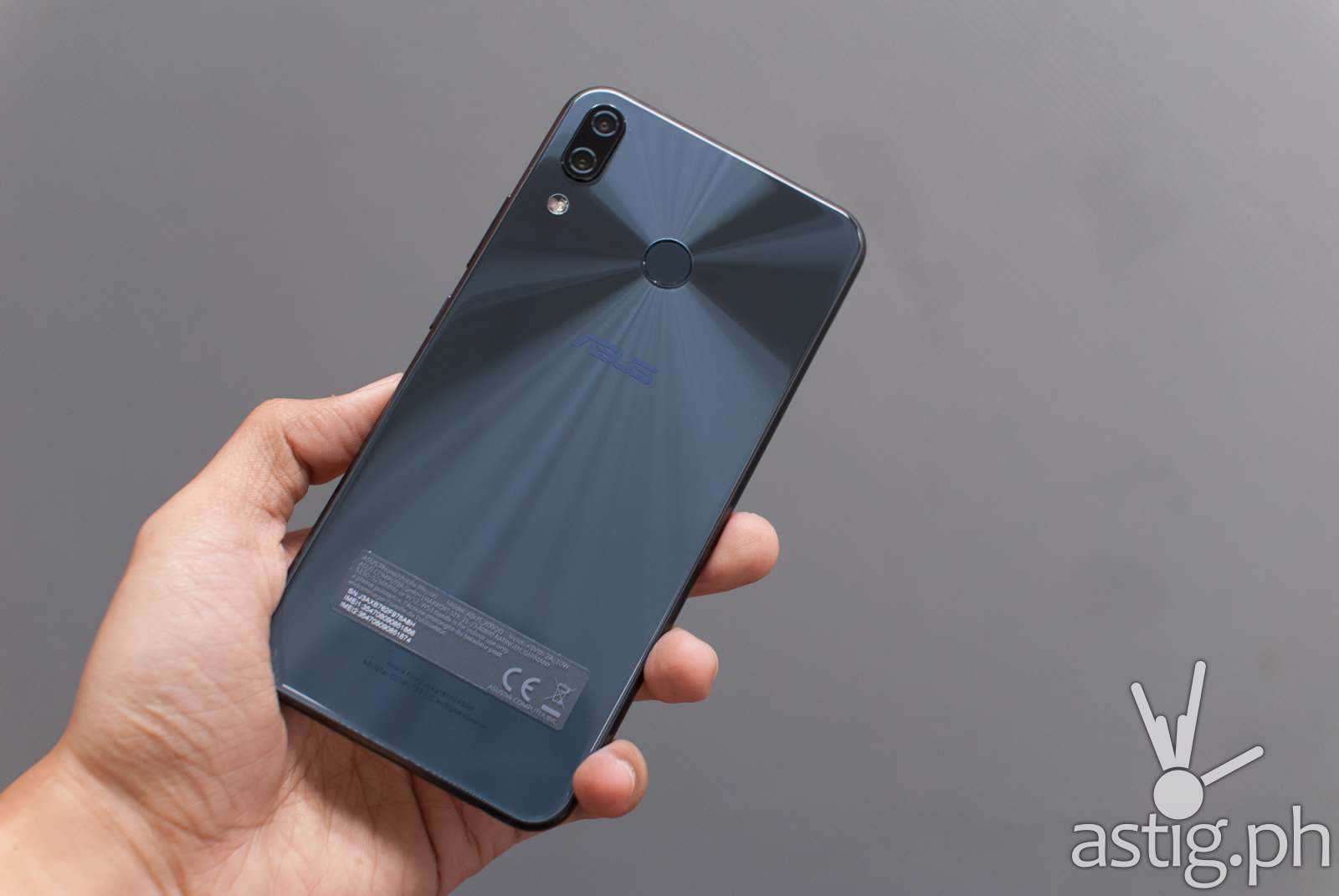 Zenfone 5 back showing fingerprint scanner and dual camera