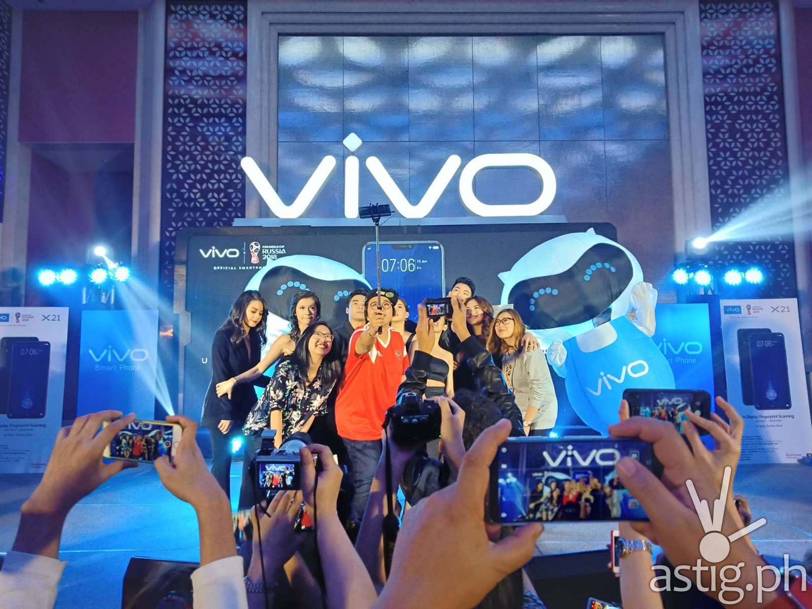 Vivo endorsers Maris Racal, Julie Ann San Jose, Chienna Filomeno, Darren Espanto, McCoy De Leon, Vern Enciso, Verniece Enciso take a selfie with Vivo Philippines Vice President Hazel Bascon
