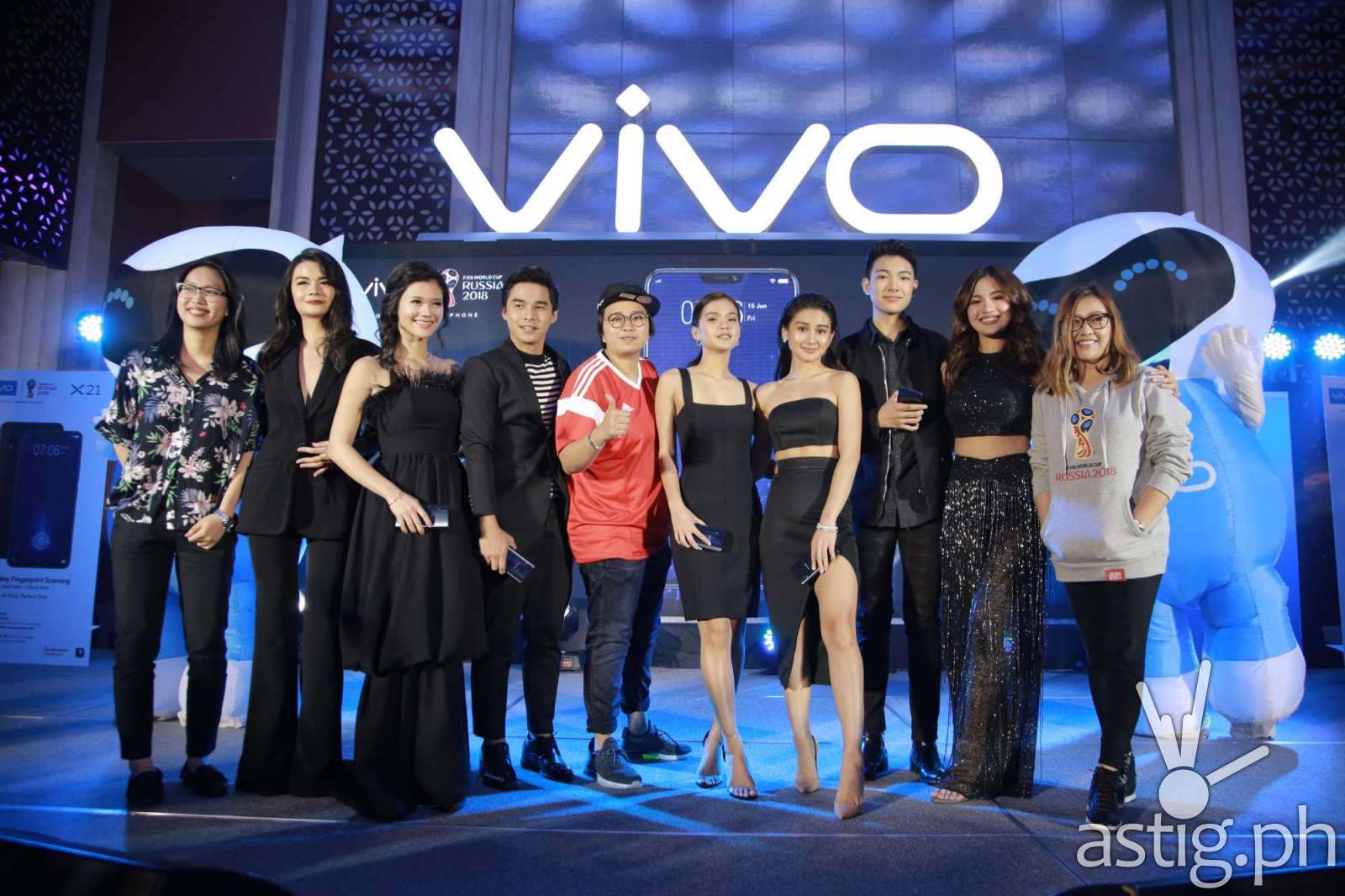 Vivo endorsers Maris Racal, Julie Ann San Jose, Chienna Filomeno, Darren Espanto, McCoy De Leon, Vern Enciso, Verniece Enciso with Vivo Philippines Vice President Hazel Bascon