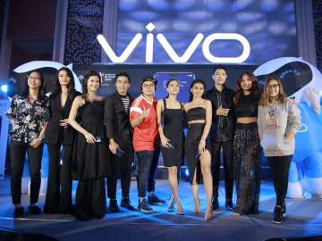 Vivo endorsers Maris Racal, Julie Ann San Jose, Chienna Filomeno, Darren Espanto, McCoy De Leon, Vern Enciso, Verniece Enciso with Vivo Philippines Vice President Hazel Bascon