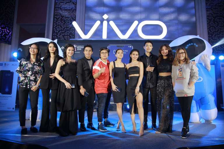 Vivo endorsers Maris Racal, Julie Ann San Jose, Chienna Filomeno, Darren Espanto, McCoy De Leon, Vern Enciso, Verniece Enciso with Vivo Philippines Vice President Hazel Bascon