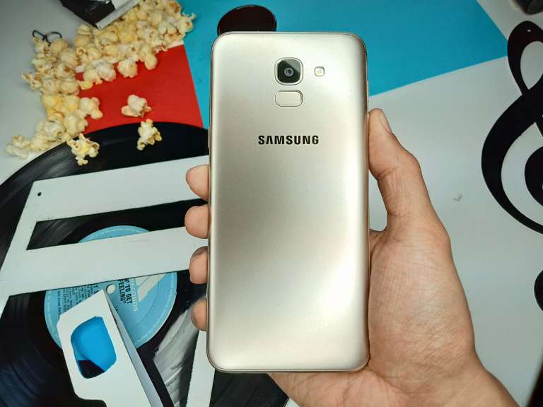 Samsung Galaxy J6 back