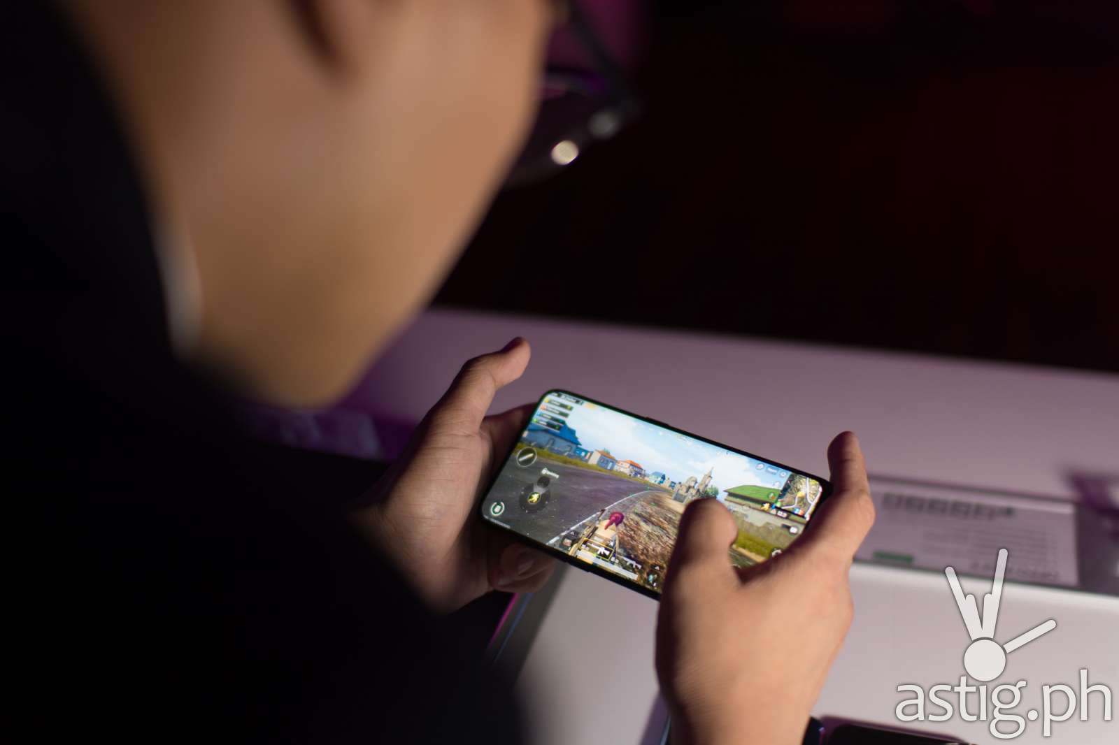 Eason de Guzman, OPPO Philippines PR Manager plays PUBG on the OPPO Find X - OPPO Find X Philippine launch