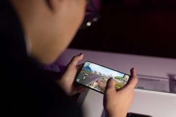 Eason de Guzman, OPPO Philippines PR Manager plays PUBG on the OPPO Find X - OPPO Find X Philippine launch