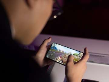Eason de Guzman, OPPO Philippines PR Manager plays PUBG on the OPPO Find X - OPPO Find X Philippine launch