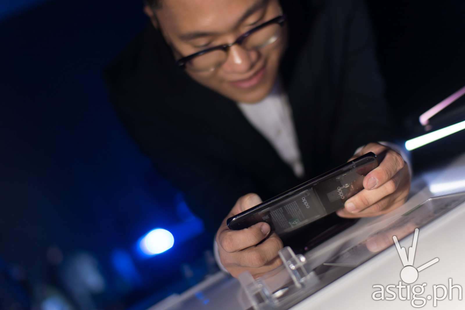 Eason de Guzman, OPPO Philippines PR Manager plays PUBG on the OPPO Find X - OPPO Find X Philippine launch