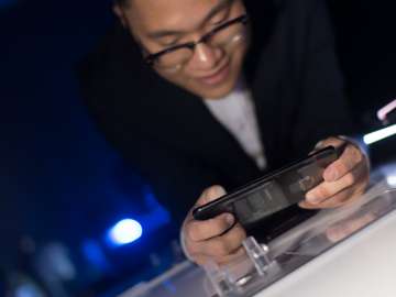 Eason de Guzman, OPPO Philippines PR Manager plays PUBG on the OPPO Find X - OPPO Find X Philippine launch