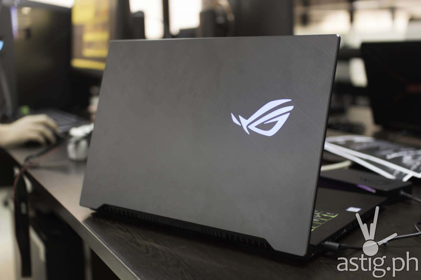 ASUS ROG Zephyrus S GX531GM-ES007T back