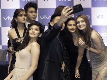 Maris Racal, Vern Enciso, Darren Espato, Julie Ann San Jose, Verniece Enciso, Chienna Filomeno, and Iñigo Pascual at the Vivo V11 Philippine launch held in Bonifacio Global City, Taguig