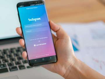 Instagram Samsung S8 smartphone photo by Loei Thailand / Freepik