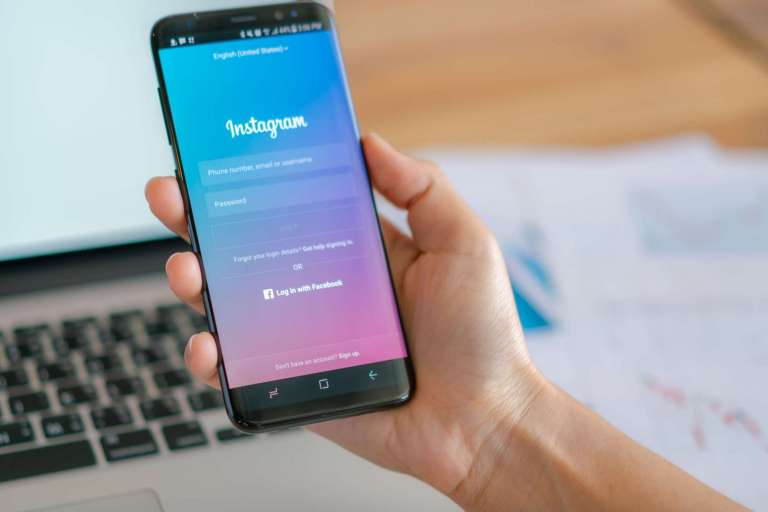 Instagram Samsung S8 smartphone photo by Loei Thailand / Freepik