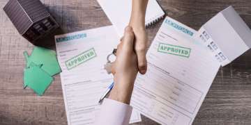 Realtor and client shaking hands in agreement (via Freepik)