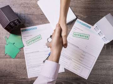 Realtor and client shaking hands in agreement (via Freepik)