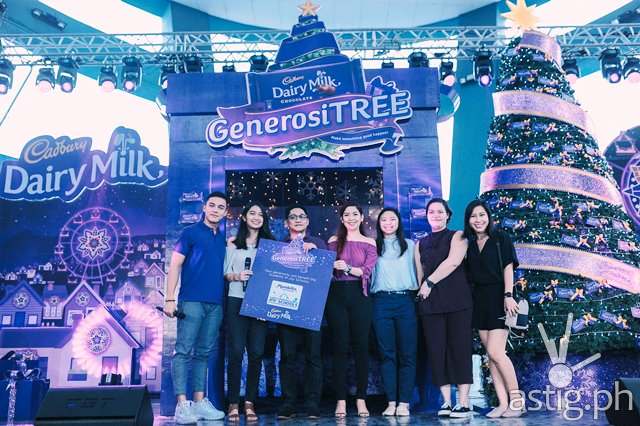 Alex Diaz, Shaira Dumo (Graduate Trainee - Chocolates Category), Rafael Centina (Principal, Rogelio Gatchalian Elementary School,) Arlene Amante (Brand Manager), Lois Locson (Graduate)