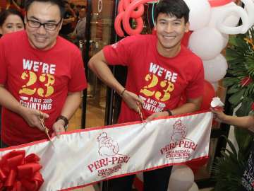 Bryan Tiu and Enchong Dee officiate the ribbon cutting to open the newly-relocated Peri-Peri Charcoal Chicken and Sauce Bar branch at the Venice Grand Canal Mall, McKinley, BGC.