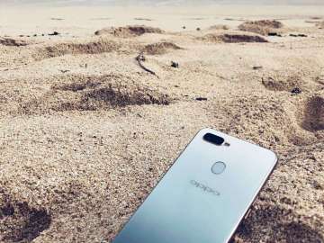 OPPO F9 Jade Green on sand
