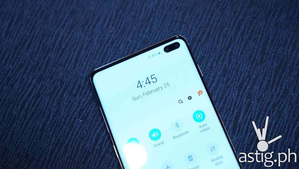 Selfie camera Infinity-O display - Samsung Galaxy S10 Plus (Philippines)