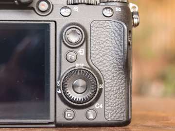 Back panel, dials, customizable buttons, focus ring - Sony A7R III (Philippines) (15)