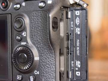 Dual SD card slot for more storage - Sony A7R III (Philippines)