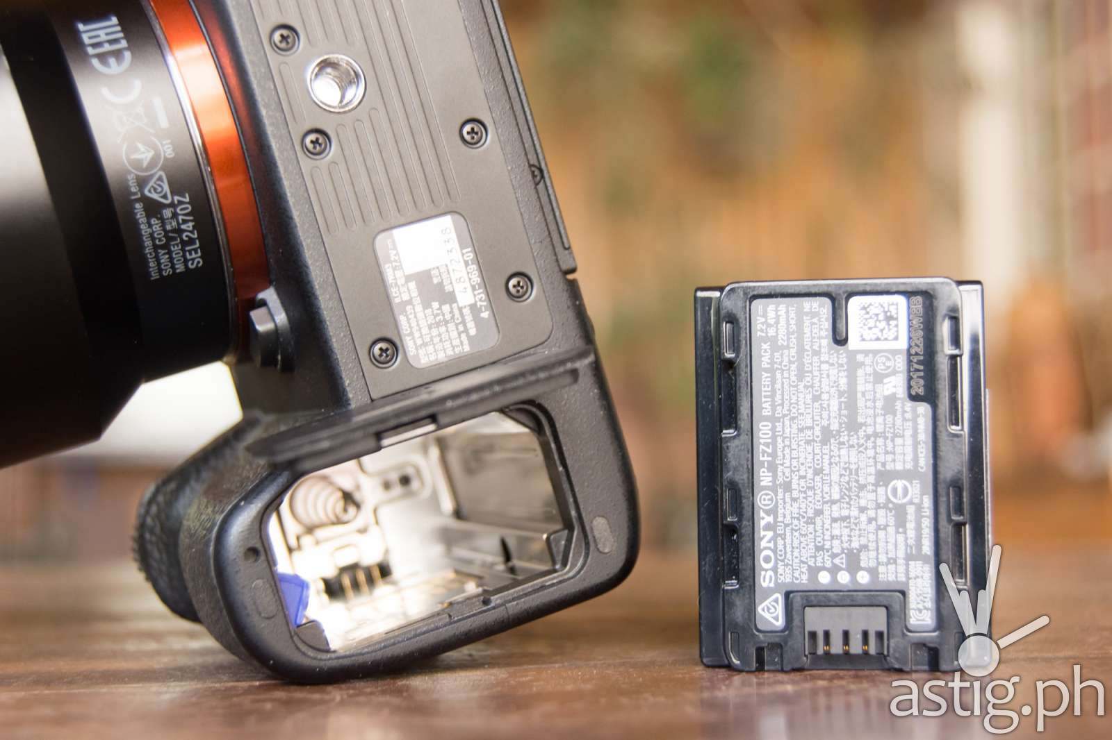 Battery chamber - Sony A7R III (Philippines)
