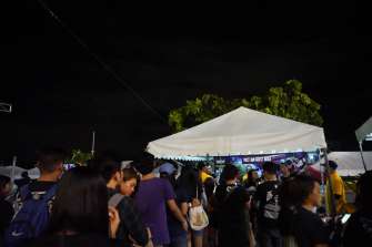 Fans queue up to take a selfie with Yael - Rakrakan 2019