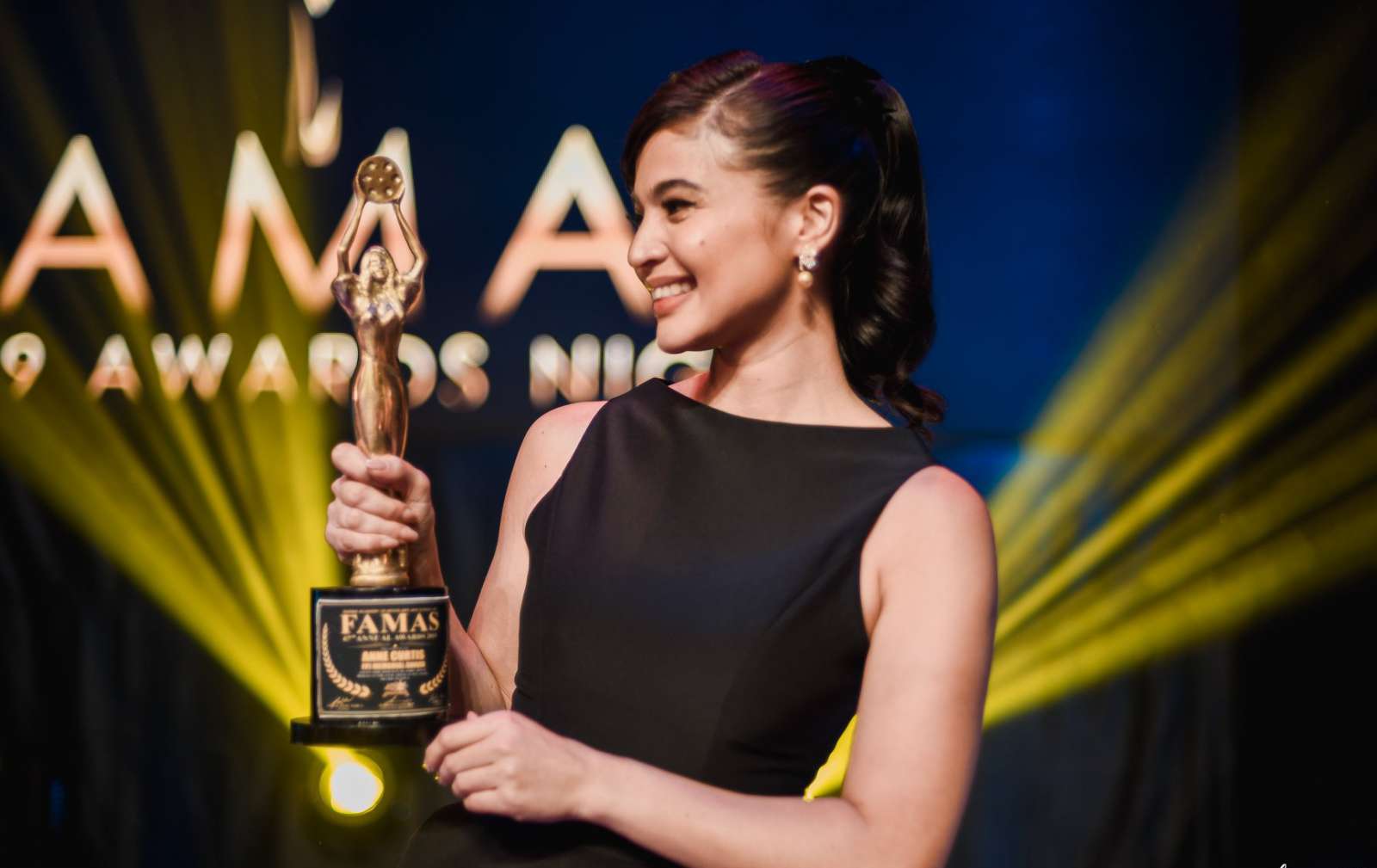 FAMAS FPJ Memorial Award recipient Anne Curtis