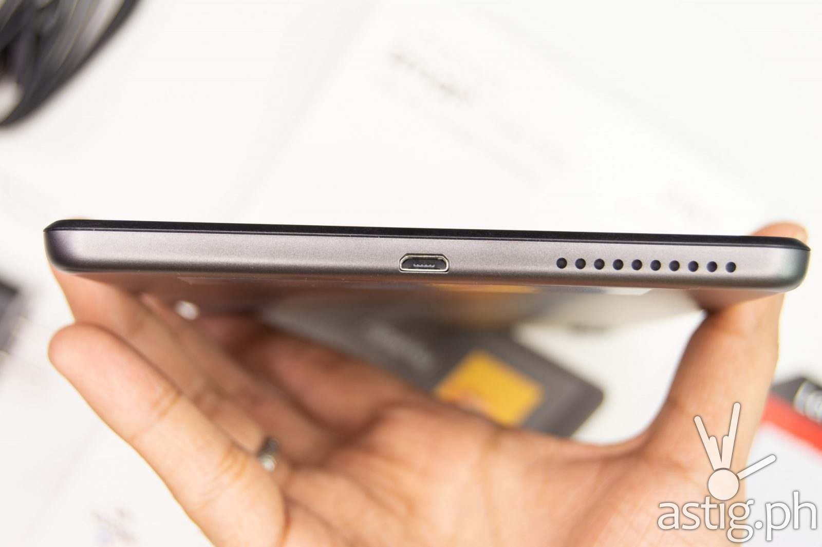 Bottom USB port, loud speakers - Lenovo Smart Tab M8 (Philippines)