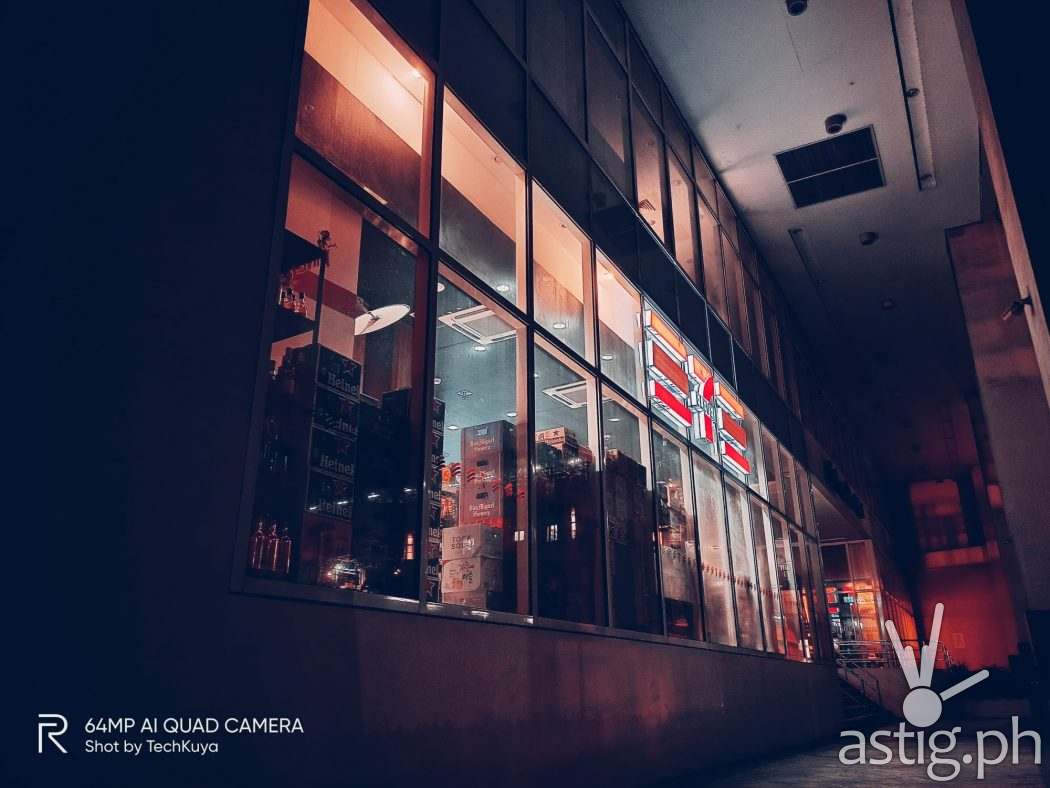 Night mode 7-11 Flamingo - realme 7 sample photo