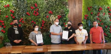 Marikina residents and businesses can now pay online for real property and other business taxes using their PayMaya account or credit, debit, or prepaid cards as PayMaya powers the online portal of the city through PayMaya Checkout. Present during the signing of the memorandum of agreement were Marikina City Mayor Marcelino Teodoro (3rd from left), Vice Mayor Marion Andres (rightmost), PayMaya Enterprise Senior Manager Tisha Quinitio (3rd from right), DBP Marikina Branch Head Julie Se (2nd from left), and Marikina business owners Lito Lopez (leftmost) and Tony Andres (2nd from right).