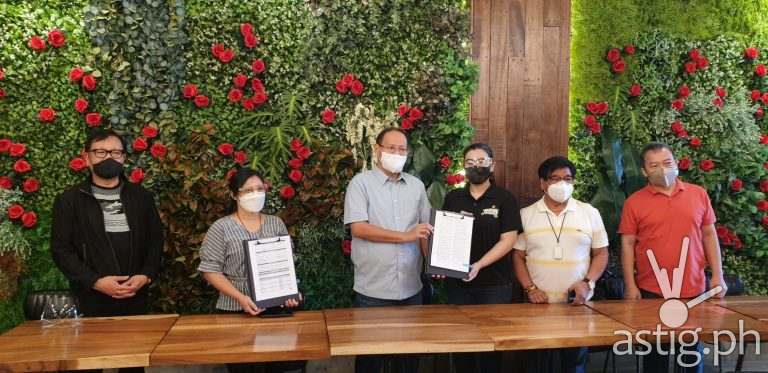 Marikina residents and businesses can now pay online for real property and other business taxes using their PayMaya account or credit, debit, or prepaid cards as PayMaya powers the online portal of the city through PayMaya Checkout. Present during the signing of the memorandum of agreement were Marikina City Mayor Marcelino Teodoro (3rd from left), Vice Mayor Marion Andres (rightmost), PayMaya Enterprise Senior Manager Tisha Quinitio (3rd from right), DBP Marikina Branch Head Julie Se (2nd from left), and Marikina business owners Lito Lopez (leftmost) and Tony Andres (2nd from right).