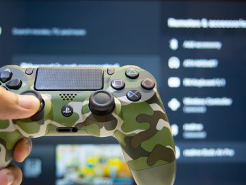 Sony Playstation DS4 controller connected to the realme Smart TV via Bluetooth - realme TV (Philippines)