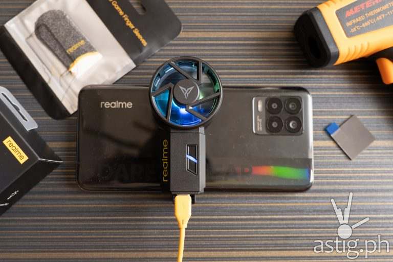Flatlay on realme 8 - realme Cooling Back Clip