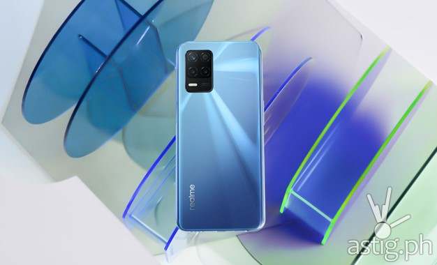 The realme 8 5G in Supersonic Blue stands out with its Dynamic Speed Light design