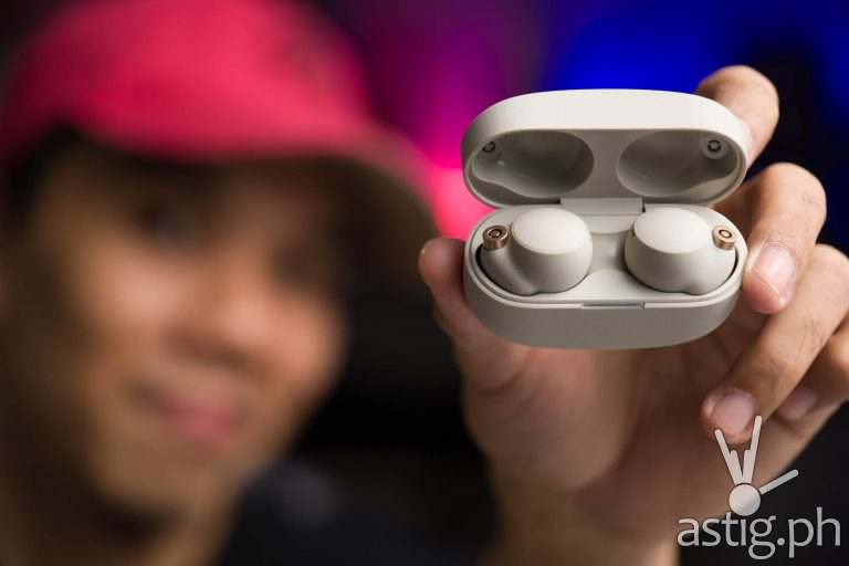 Handheld in case - Sony WF-1000XM4 (Philippines)