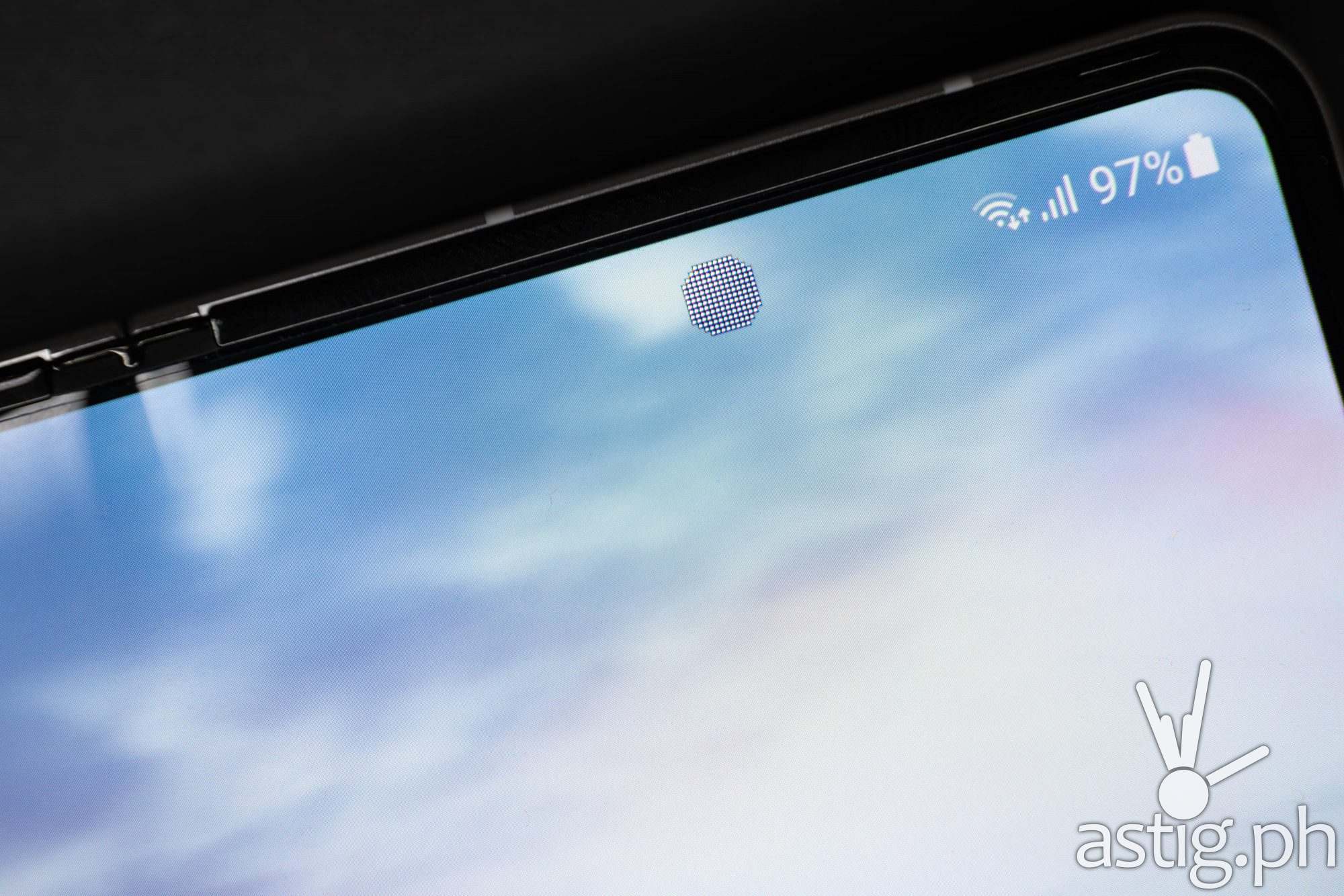 In-display selfie camera close-up - Samsung Galaxy Z Fold3 (Philippines)
