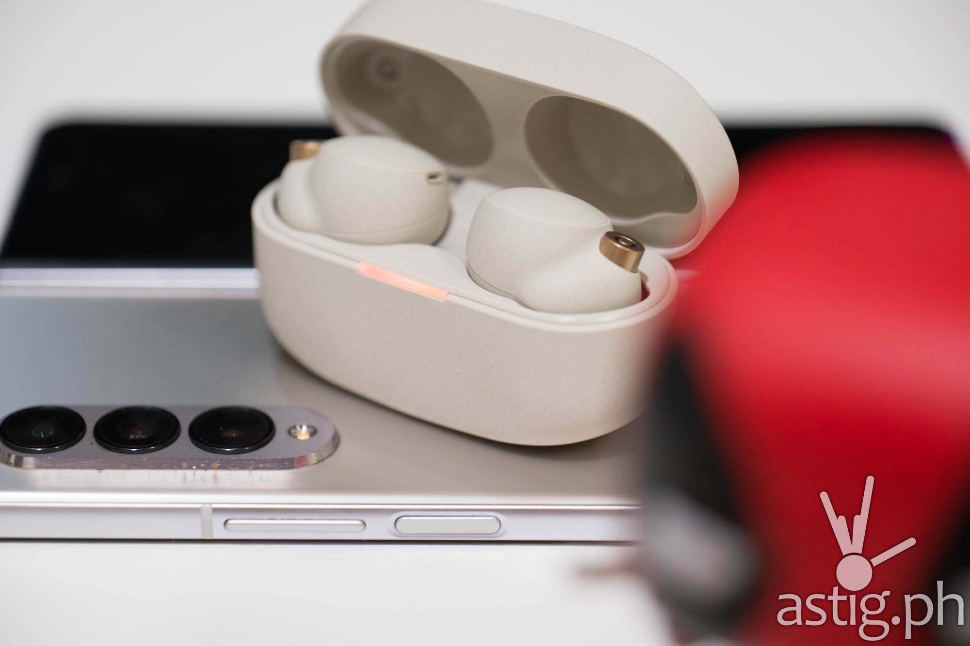 Wireless reverse charging with SAMSUNG Galaxy Z Fold3 - Sony WF-1000XM4