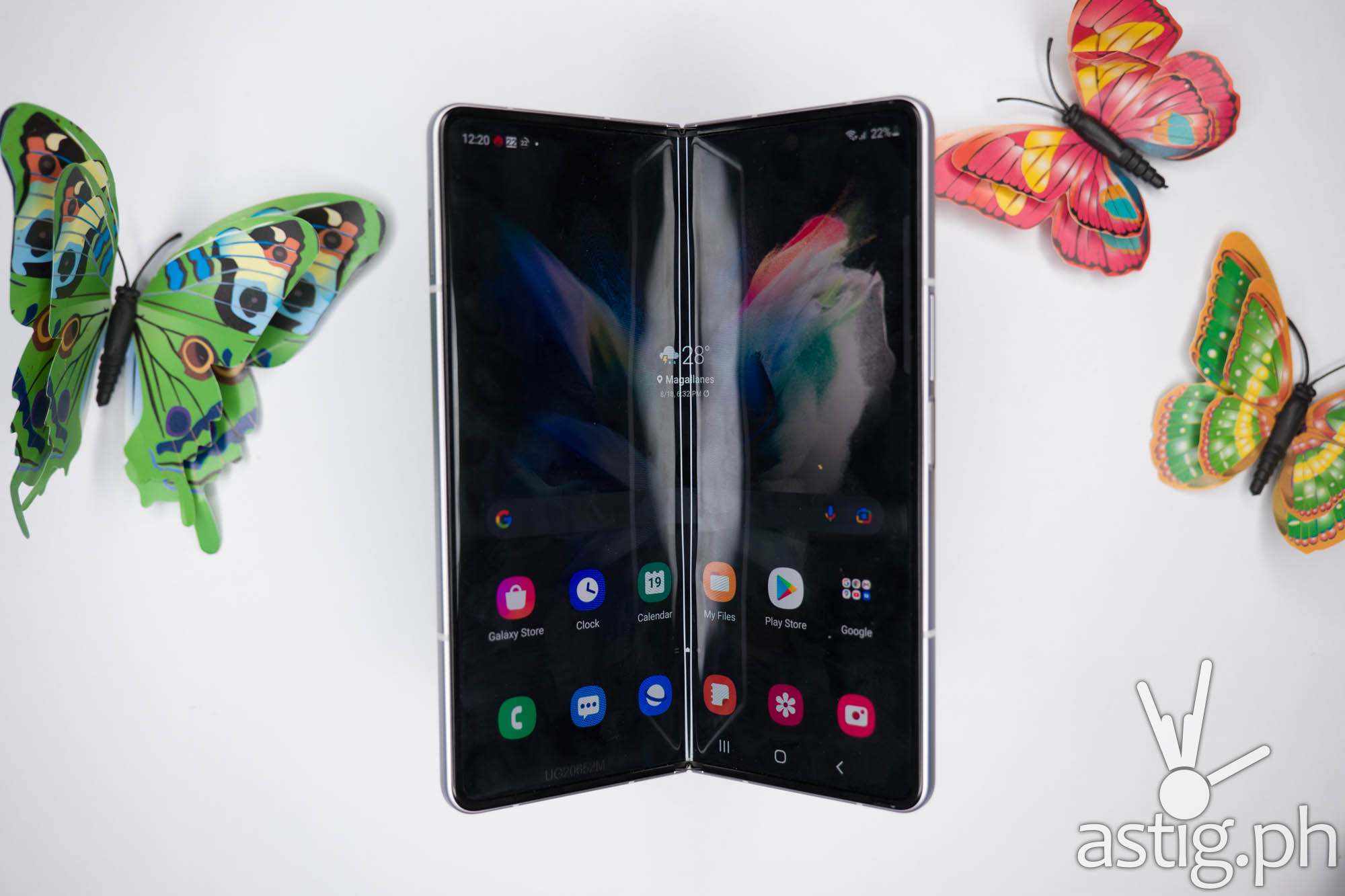 Semi-folded - SAMSUNG Galaxy Z Fold3 5G (Philippines)