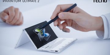 A hand holding a stylus Description automatically generated